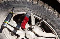 У Києві на вулиці Ентузіастів невідомий порізав колеса тридцяти автомобілів (фото)