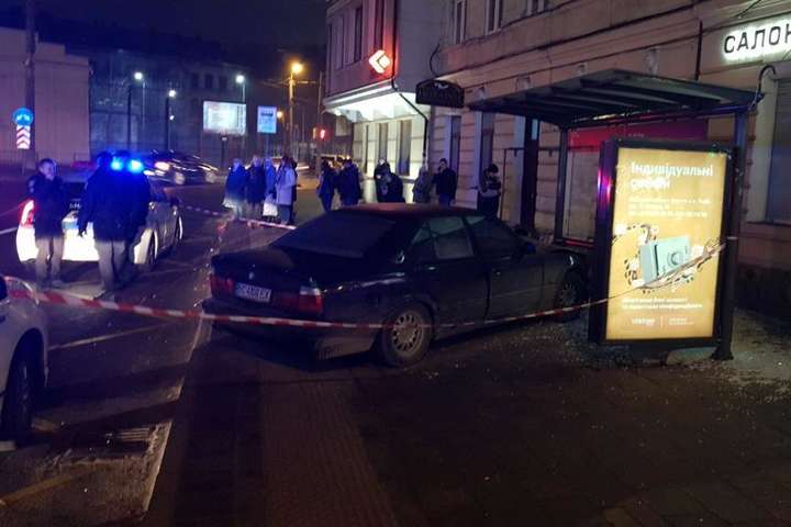 У Львові автомобіль в'їхав у зупинку: є травмована