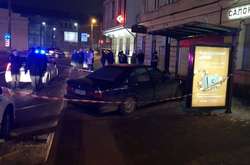 У Львові автомобіль в'їхав у зупинку: є травмована