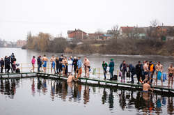 Погода не завадила: як у Вінниці купалися в крижаному озері на Водохреща. Фоторепортаж