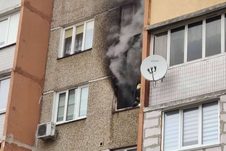 Під час пожежі у будинку в Києві вогнеборці врятували 80-річну жінку (фото)