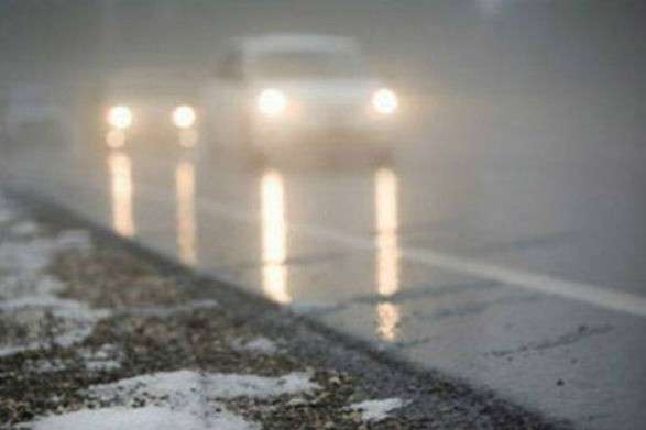 Сніг, тумани та ожеледь. Водіїв попередили про небезпеку на дорогах 