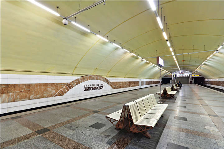 На червоній лінії київського метро сталася аварія: на станціях тиснява (відео)