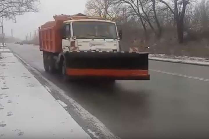 Легкий сніжок вигнав на вулиці Києва спецтехніку (відео)