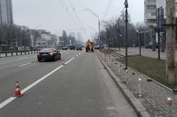 У Києві на магістралях і маленьких вулицях з’являються антипаркувальні стовпчики (фото)