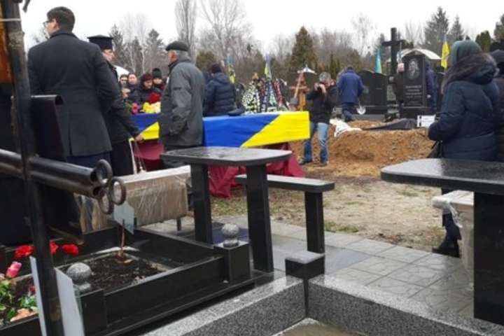 На київському кладовищі ховають пілотів збитого в Ірані літака (фото)