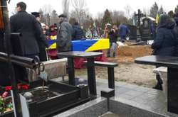 На київському кладовищі ховають пілотів збитого в Ірані літака (фото)