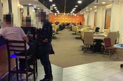  На момент появи поліцейських в залі знаходилися близько двох десятків гравців 