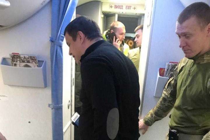Екснардепа Микитася зняли з літака до Лондона (фото)