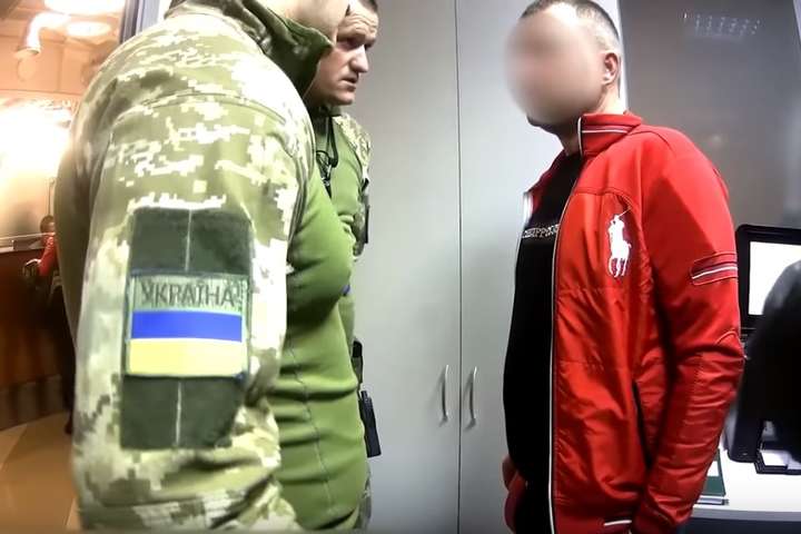 Замість Єгипту – до суду: у «Борисполі» зняли з літака буйного туриста (відео)