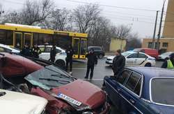 Mitsubishi влетів у «Газель», а потім його відкинуло у припарковані авто