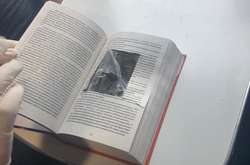 Українець намагався вивезти у Білорусь предмети антикваріату, заховавши їх у книгу-тайник (фото)