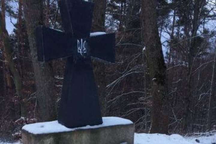 У Польщі вандали знищили меморіальну дошку на могилі воїнів УПА