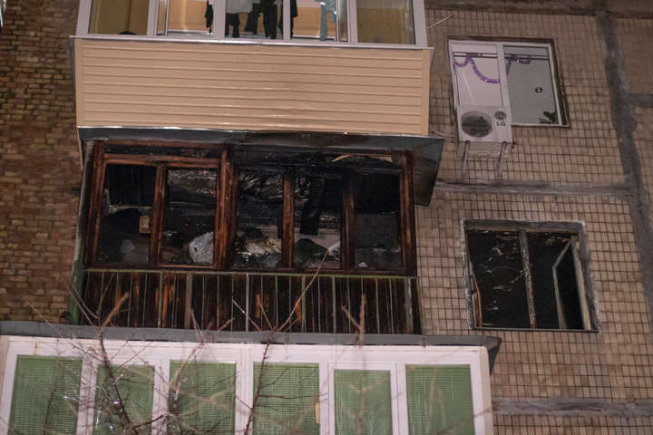 На Відрадному в Києві згоріла вщент квартира (фото, відео)