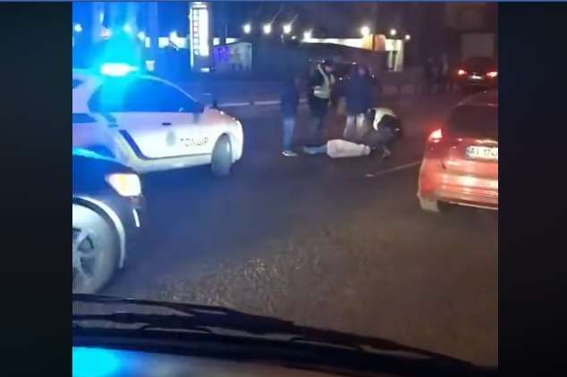 На трасі під Києвом Lexus збив чоловіка (відео)