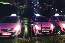 Автомобілі служби таксі Pink Taxi рожевого кольору