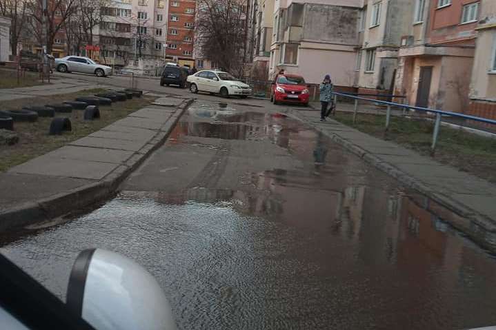 У Києві стався черговий прорив теплотраси: машини в окропі (фото)