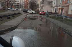 У Києві стався черговий прорив теплотраси: машини в окропі (фото)