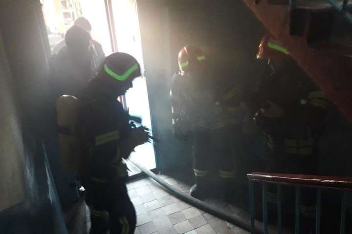 Пожежа на Київщині: з п’ятиповерхівки рятувальники евакуювали 35 людей