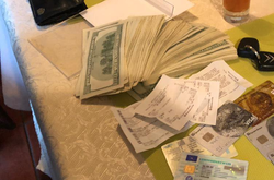 Шахраїв затримали під час передачі їм грошей