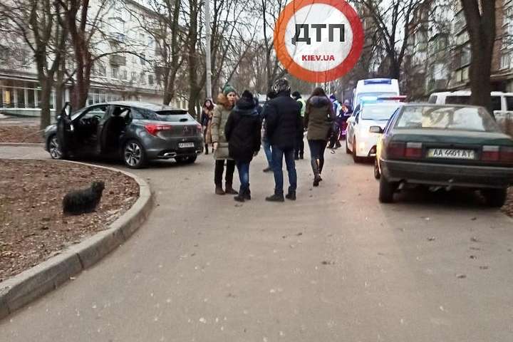 У дворі будинку в Києві автомобіль збив людину (фото)