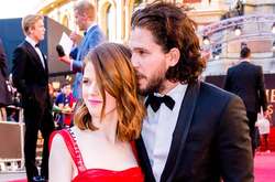 Что скажет жена? Кит «Джон Сноу» Харингтон поцеловал партнершу на съемках фильма (фото)