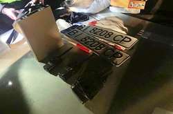 Під час обшуків правоохоронці вилучили комплекти номерних знаків для автомобілів, пристрої для сканування та відкриття автівок