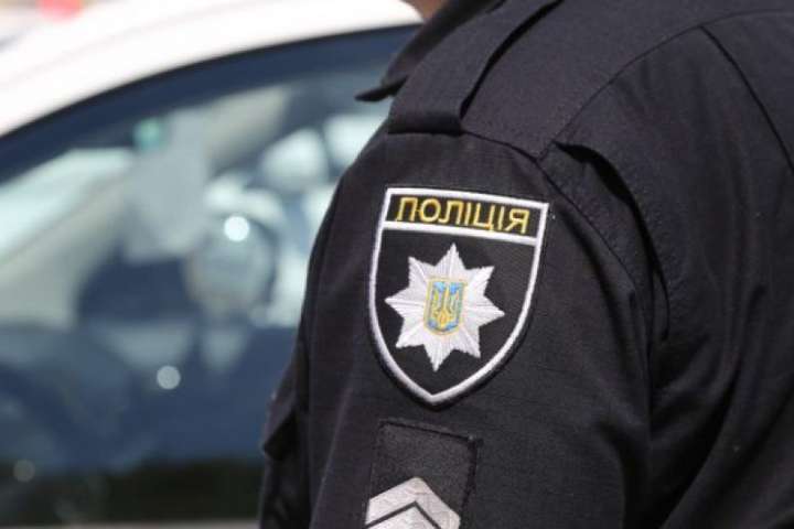 Під Києвом поліцейські відібрали у водія «євробляху» і вимагали хабар за повернення