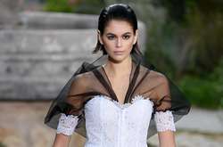  Кайя Гербер - дочь предпринимателя Рэнди Гербера и супермодели и актрисы Синди Кроуфорд. 
  