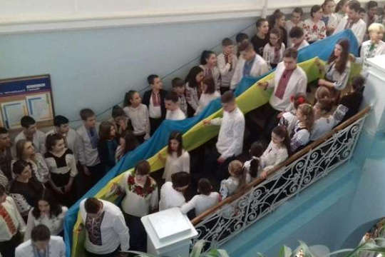 700 школьников в Черновцах ко Дню соборности развернули 25-метровый флаг