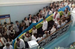 700 школьников в Черновцах ко Дню соборности развернули 25-метровый флаг