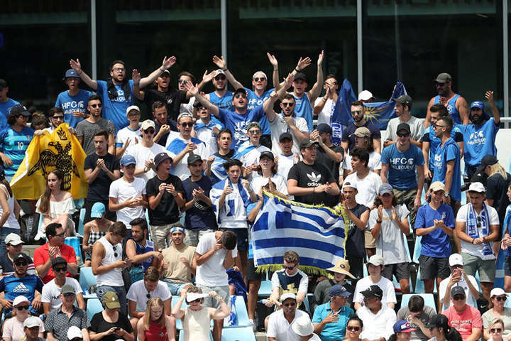 «Это расизм». Несколько десятков греческих болельщиков выгнали с Australian Open