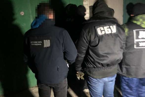 Силовики затримали на Миколаївщині наркобанду, до складу якої входив патрульний