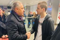 Роман Золотарьов і його батько в аеропорту