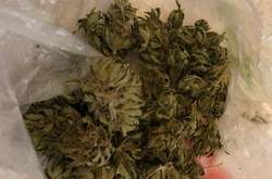 Під час обшуку правоохоронці виявили і вилучили близько пів кілограма розфасованої продукції