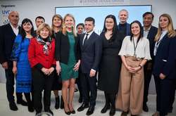  Президент України Володимир Зеленський в Українському домі у Давосі подякував авторам відеоролика, який закликає інвестувати в економіку країни 