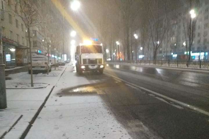 Вночі Київ від снігу розчищали понад 150 одиниць спецтехніки (відео)