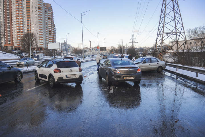 У Києві сталася масштабна ДТП: машини розкидало по дорозі (фото, відео)