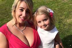 Женщина утверждает, что слишком большая грудь испортила ей жизнь