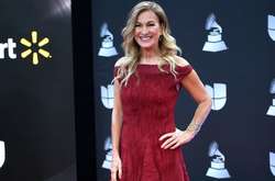  По словам представителей Академии, Дебору уволили после того, как она не захотела подать в отставку добровольно и потребовала от работодателей $22 млн за молчание 
  