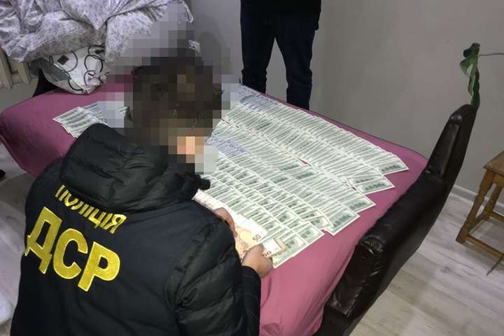 Поліція затримала банду, що вимагала гроші у жителів Львівщини, які повернулися із заробітків