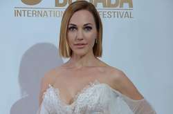  На доминиканском кинофестивале звезда «Великолепного века» предстала в белом платье с глубоким декольте 
  