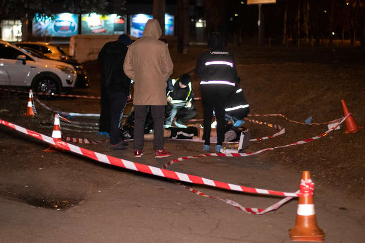 У Києві посеред вулиці невідомий зарізав чоловіка