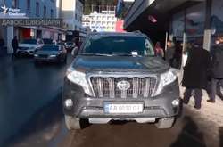 Українець у Давосі припаркував джип на тротуарі та отримав солідний штраф