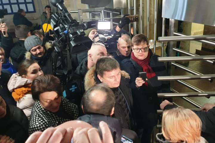 Депутати прийшли у ДБР з вимогою не призначати адвоката Януковича 