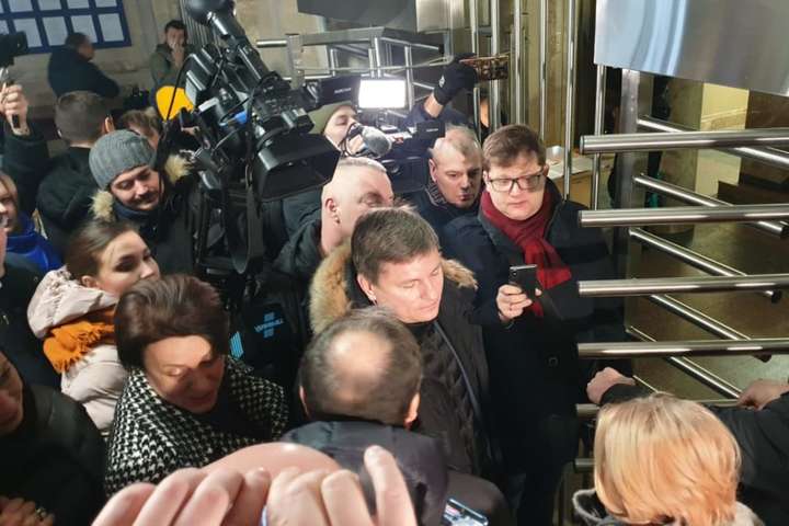 Нардепи з фракції «Європейська солідарність» прийшли 24 січня до ДБР - Депутати прийшли у ДБР з вимогою не призначати адвоката Януковича