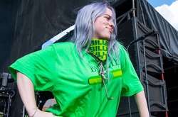  В клипе певица ведет машину прямо под воду 
  