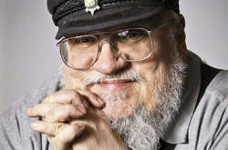  Джордж Мартин не стал раскрывать все карты, но сообщил, что одного из членов семьи Старков точно ждет иная судьба, нежели та, которую показали в последней серии. 
  