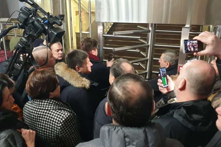 Депутати <span>хочуть, щоб поліція зафіксувала факт порушення представниками ДБР законодавства</span> - ДБР порушує закон. Нардепи викликали поліцію до будівлі Бюро