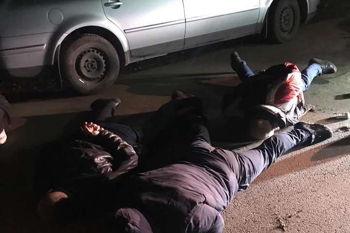 Під Києвом затримано банду вимагачів, у яку входив поліцейський (фото)